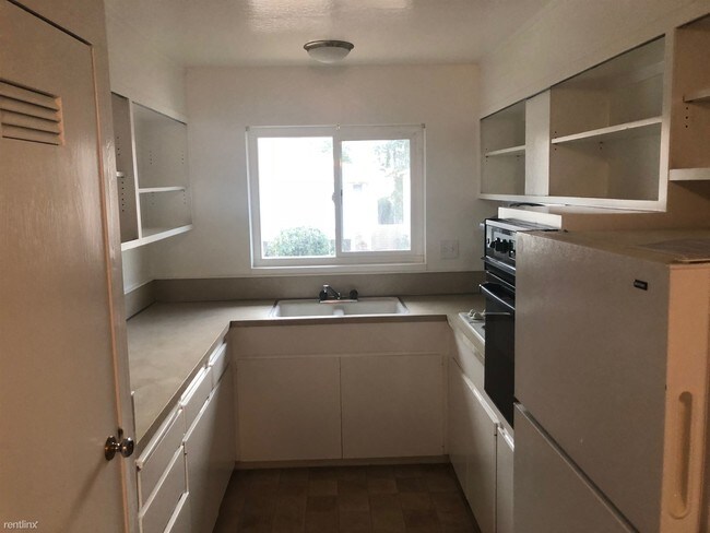 Building Photo - 1 br, 1 bath Apartment - Stratford Court