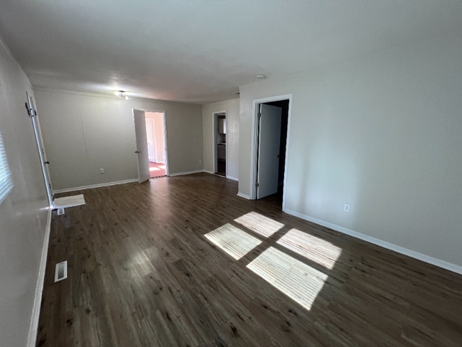 Building Photo - 912 E Skinner St