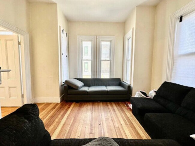 Foto del edificio - AVAILABLE 9/1/2026 -  Enormous, renovated Allston / BU West Campus 8 Bed/3.5 Bath Townhouse on Hi...
