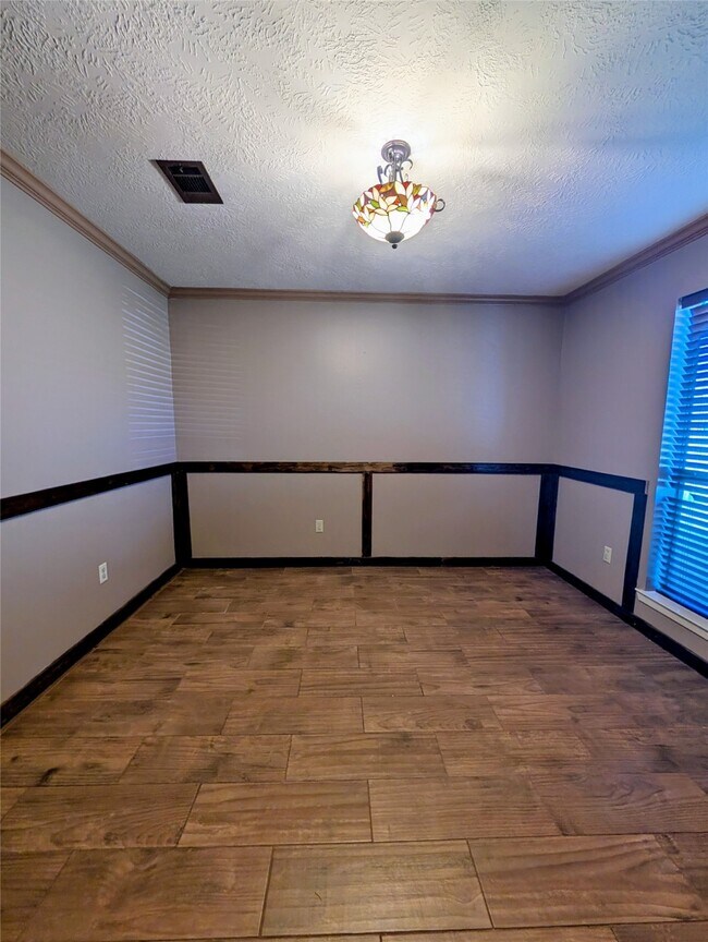 Building Photo - 807 Poppets Way