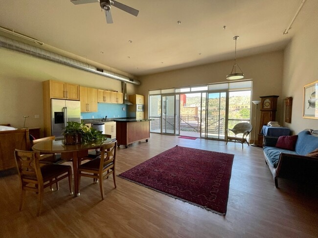 Building Photo - 555 Rivergate Ln