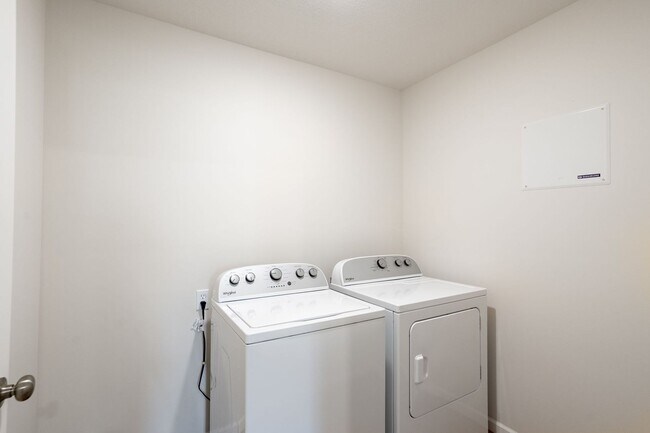 Foto del edificio - 4919-4921 Silver Mill Dr.