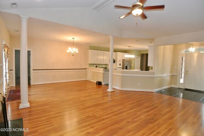 Building Photo - 403 Village Green Ct