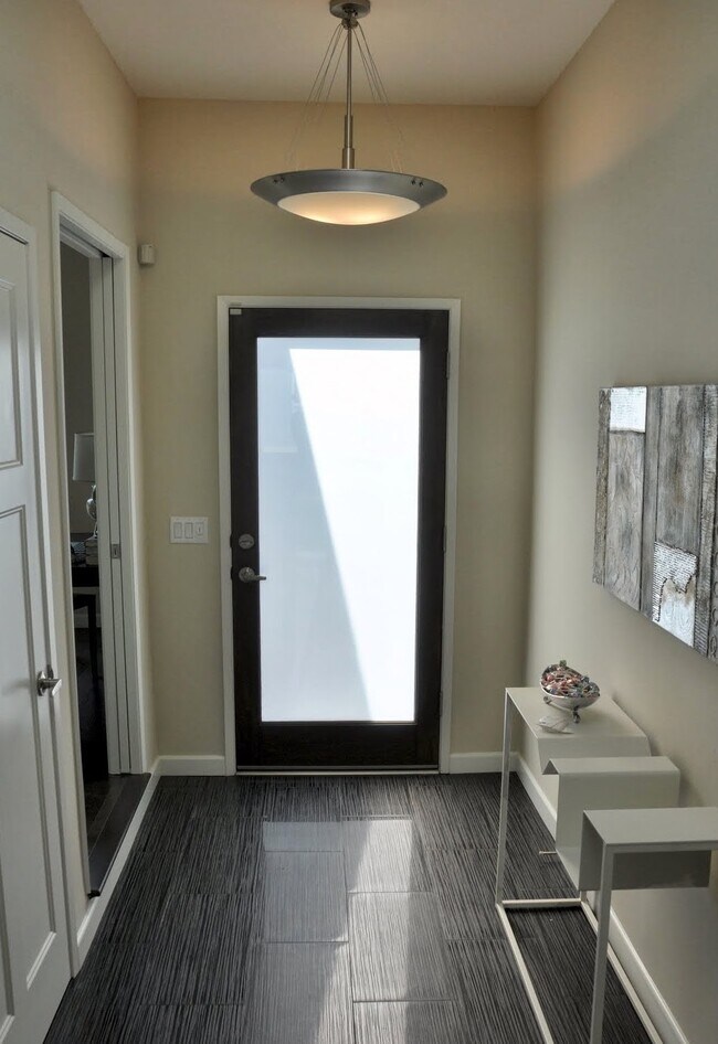 Foyer - 2828 Military Ave
