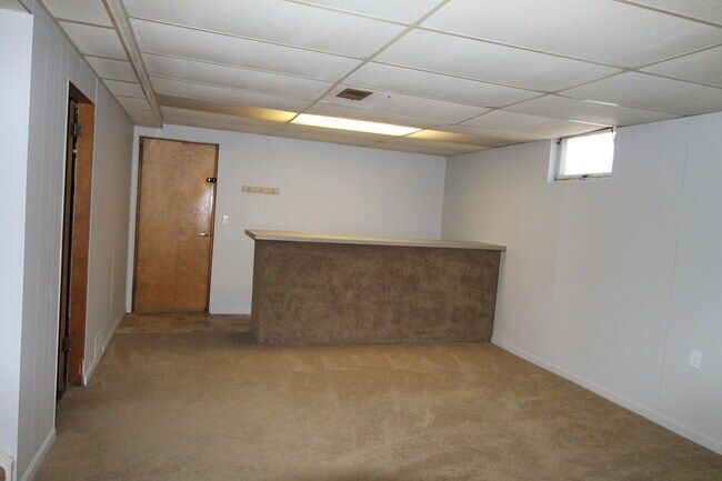 Building Photo - Perfect 3BR 2 Bathroom Home with a finishe...