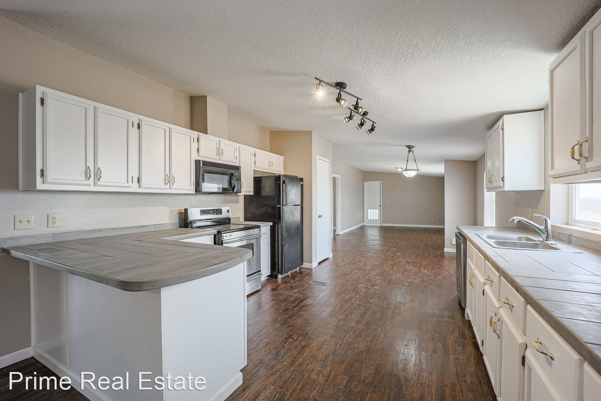 Primary Photo - 4 br, 2 bath House - 216 N 356th Dr