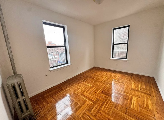 Foto del edificio - 2851 Valentine Ave