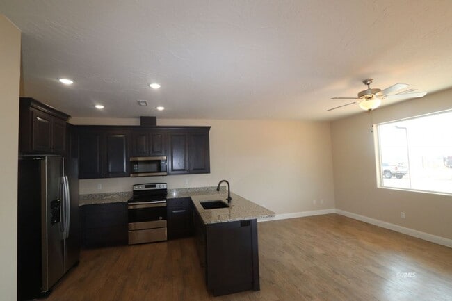Building Photo - 397 W Willow Dr