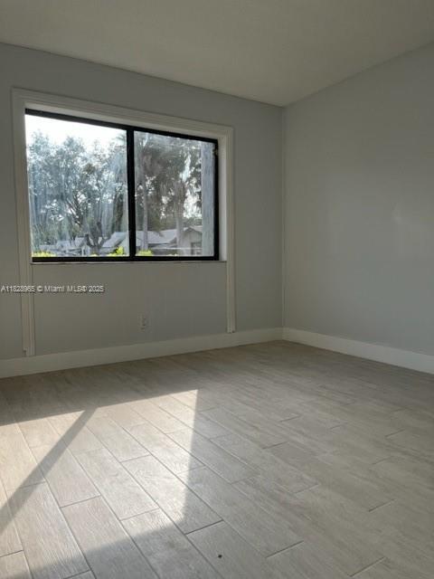 Building Photo - 447 Lakeview Dr