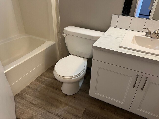 Building Photo - 3 Bed 1.5 Bath Unit in Olds, AB