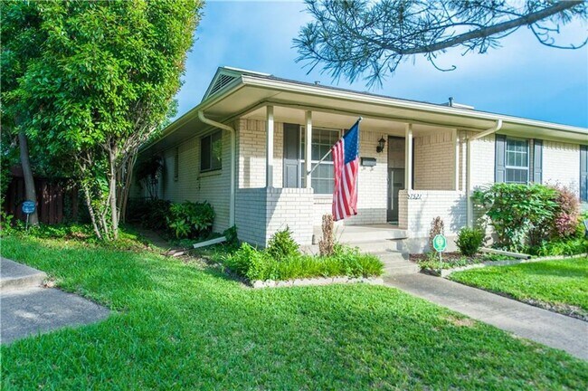 Foto del edificio - Updated White Rock Lake Area Duplex