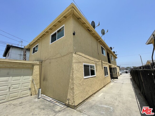 Building Photo - 623 Leonard Ave