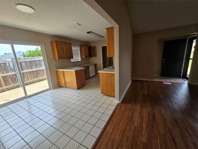 Foto del edificio - Discover this inviting 3 bedroom, 2 bathroom rental nestled in Cleburne, Texas, offering a spacio...