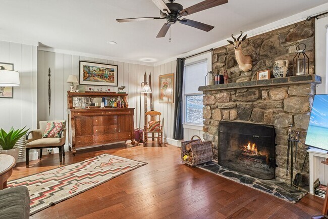 Building Photo - 916 East End Rd