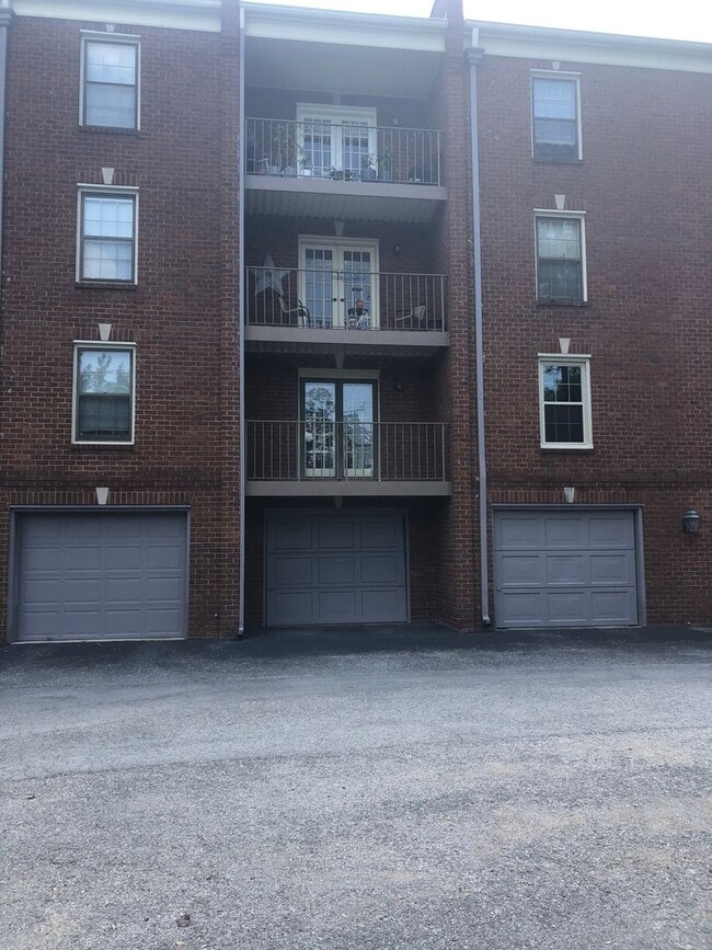 Building Photo - 3160 Hillsboro Pike