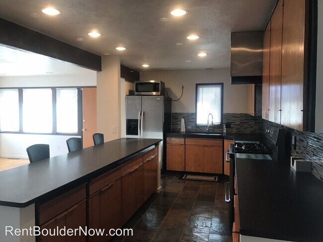 Foto del edificio - 1320 Bluebell Ave