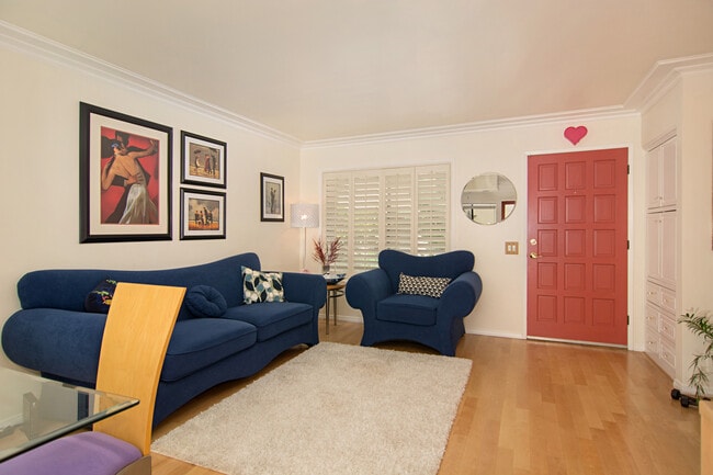 Building Photo - BEAUTIFUL 2 BEDROOM !!!!IN THE HEART OF LA...