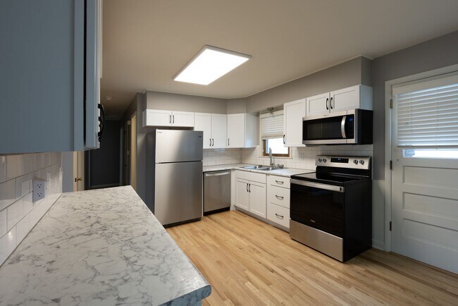 Building Photo - 3 Bedroom Ranch With Modern Updates!!