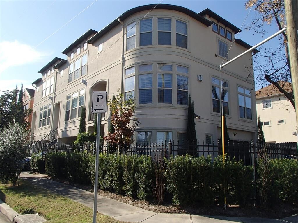 Primary Photo - 6302 Prague St