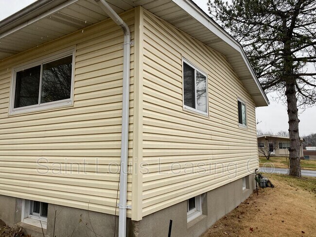 Building Photo - 1315 Bobolink Dr