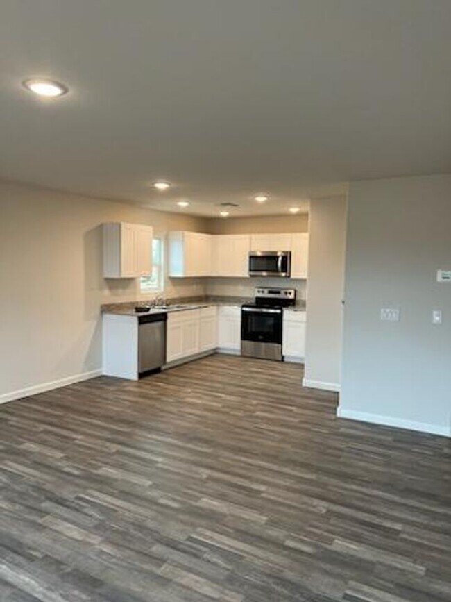 Building Photo - 3 BEDROOM 2 BATH SINGLE LEVEL