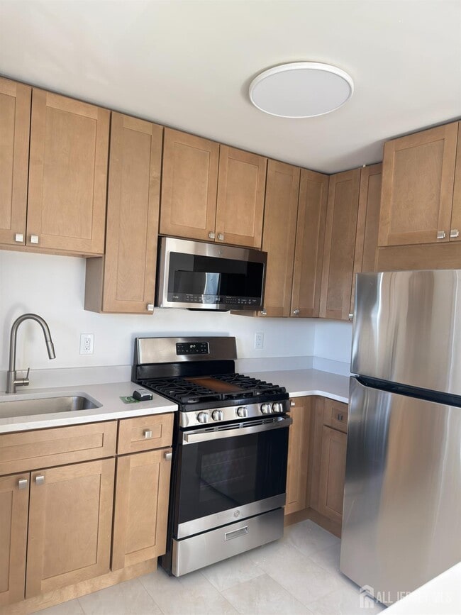 Building Photo - 260 Loring Ave