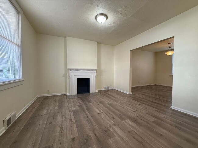 Building Photo - Updated 3BR 1 bath house with off street p...
