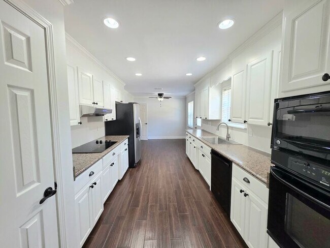 Building Photo - 6819 Kitty Hawk Cir