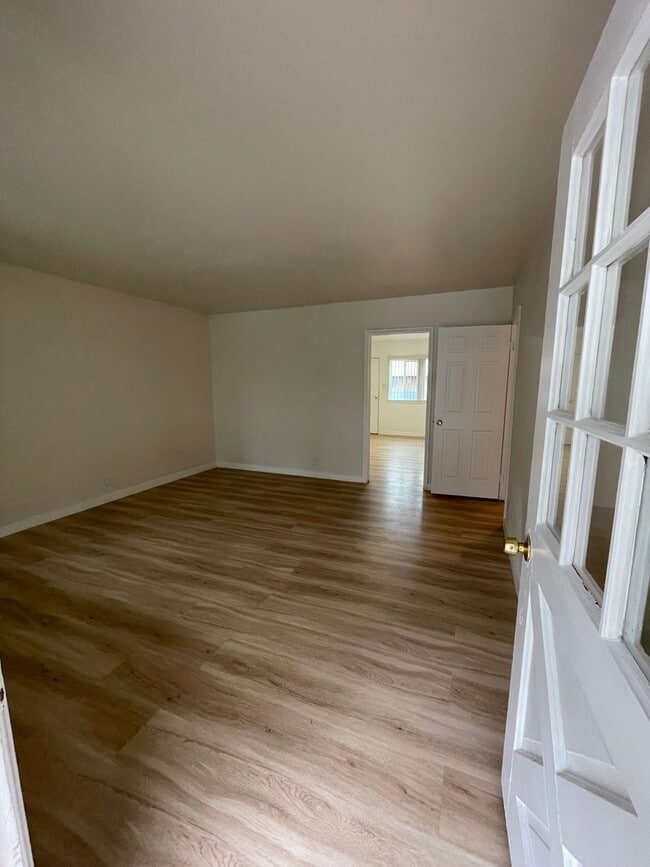 Building Photo - 15550 Vanowen St