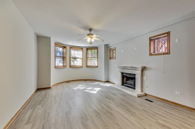 Building Photo - 2042 W Pierce Ave