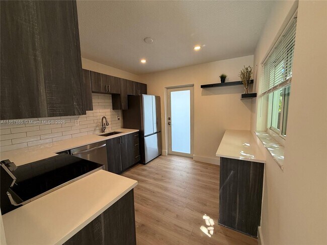 Foto del edificio - 1243 NW 25th St