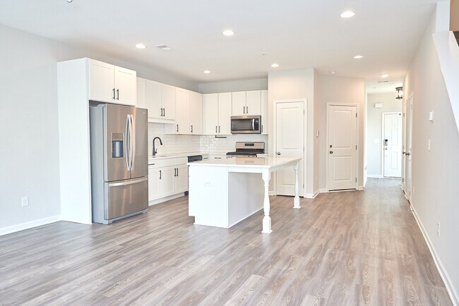 Building Photo - 2890 Regal Park Dr NW