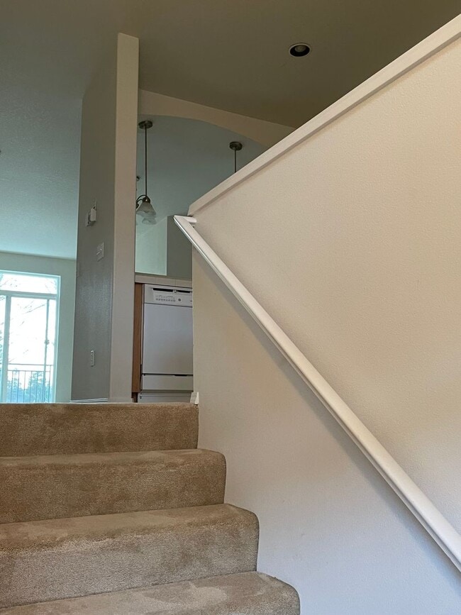 Building Photo - 3br/3ba Townhouse near 170th ave MAX station