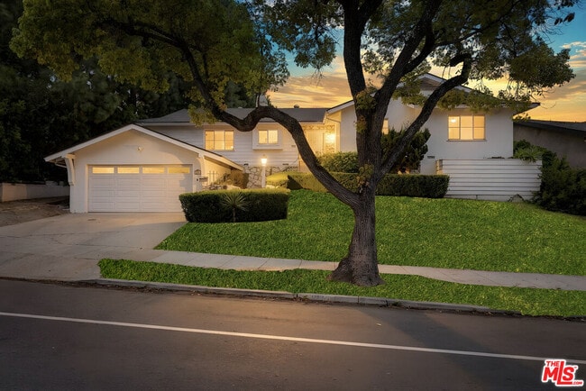 Foto del edificio - 2332 Hillhurst Ave