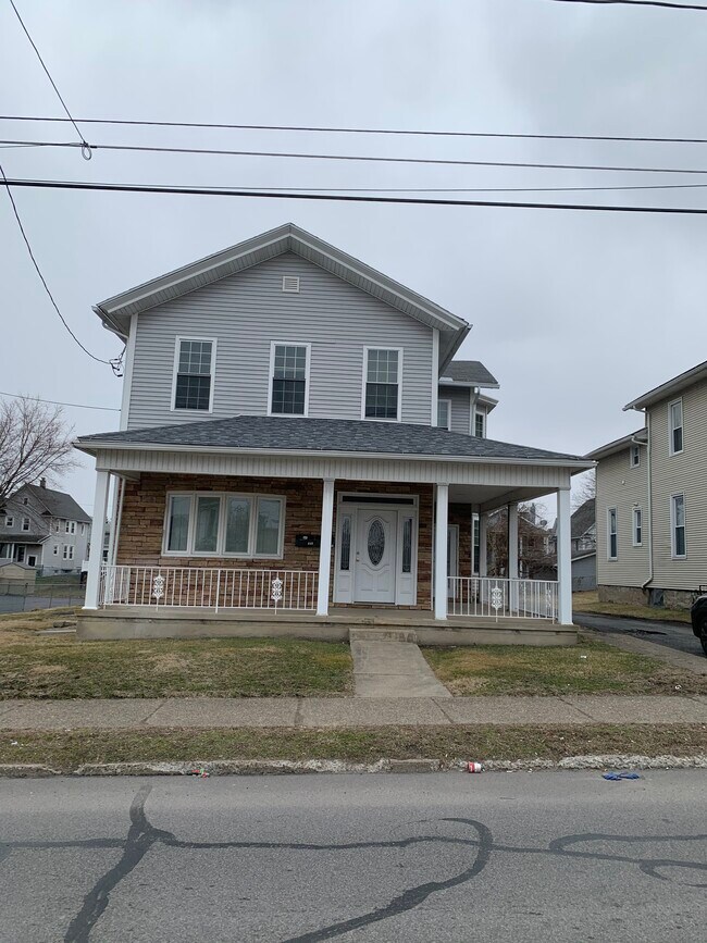 Building Photo - 2027 Green Ridge St