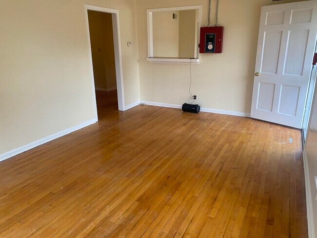 Building Photo - 5507 Santa Monica St