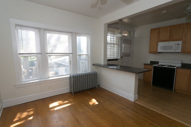 Building Photo - Lincoln Square / Ravenswood - 2 Bed / 1 Bath - Heat Included