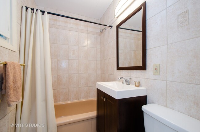 Building Photo - 2117 Parkview Ct