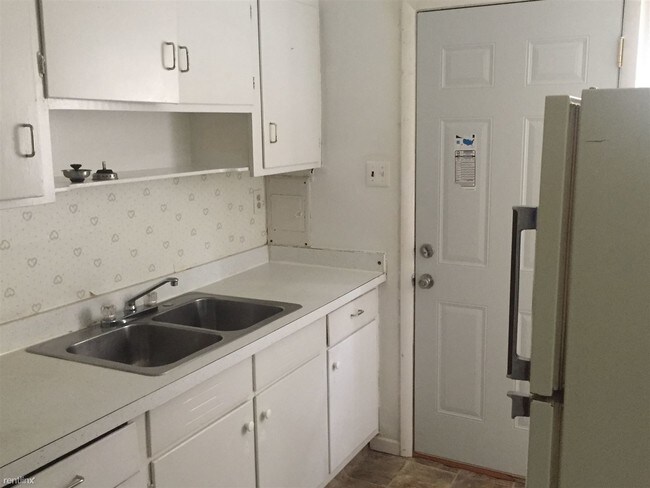 Building Photo - 2 br, 1 bath House - 2545 SW Hillcrest Rd