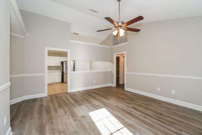 Foto del edificio - 3083 Wavering Ln