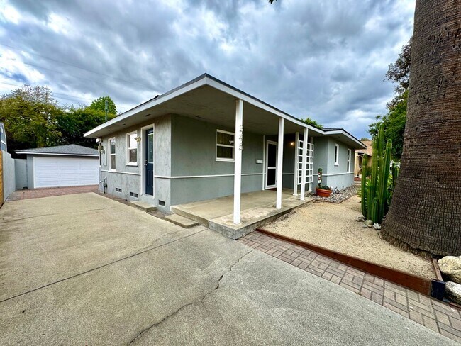 Foto del edificio - Fabulous 3 bedroom 1 bathroom updated home