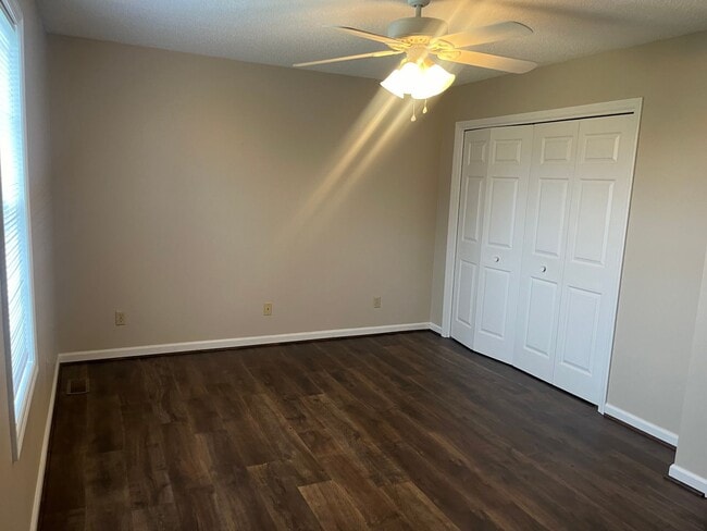 Foto del edificio - Split foyer 3 bedroom home in quiet area with bonus room, large yard, 2-car garage $2200