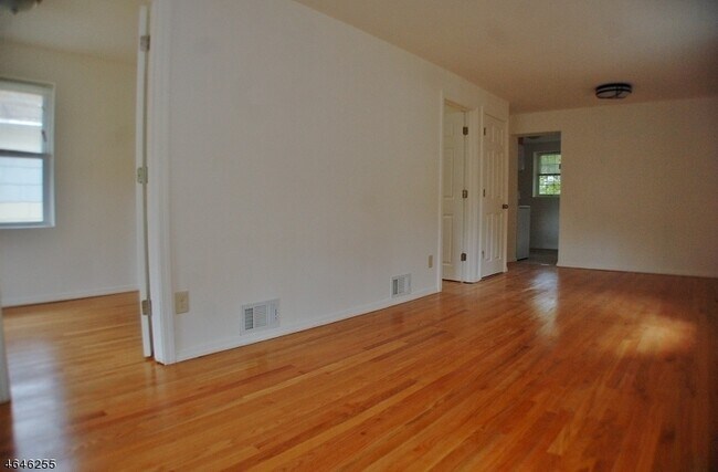 Building Photo - 67 Oneida Ave