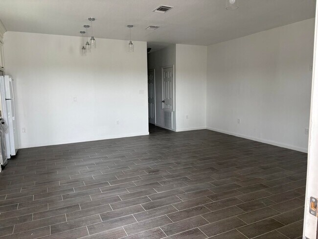 Foto del edificio - 311 Rosalinda Dr