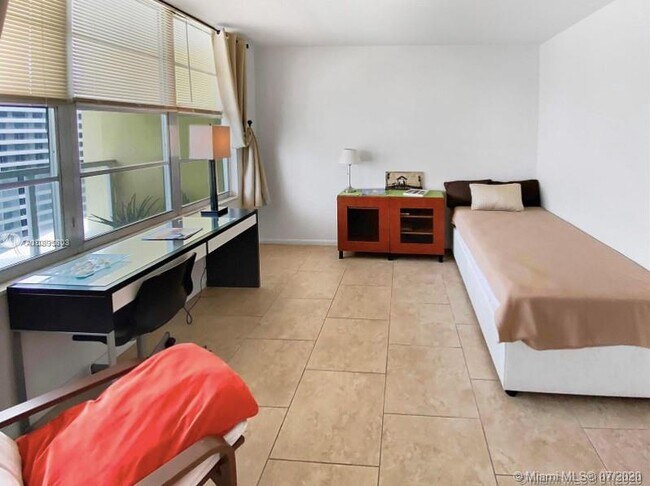 Foto del edificio - 5600 Collins Ave