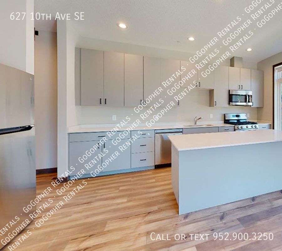 Primary Photo - Modern 6 Bedroom Townhome in Dinkytown