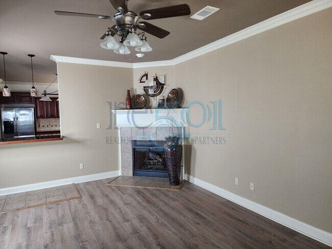 Foto del edificio - A Beautiful 3BR 2BA Home in WLR