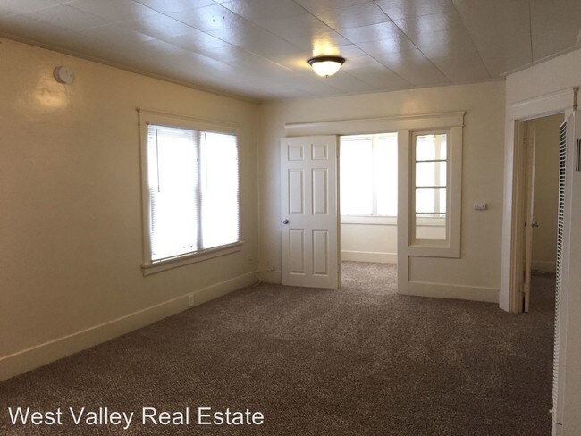 Building Photo - 319 1/2 San Emidio St