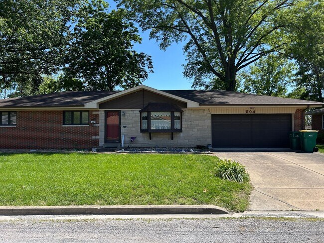 Building Photo - 604 W Van Buren St