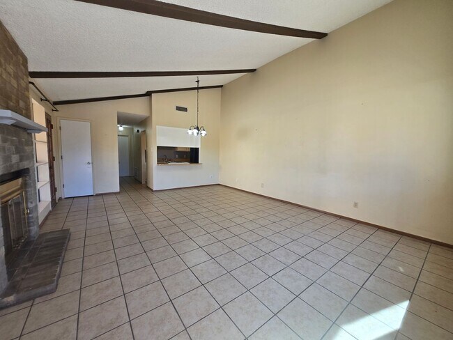 Foto del edificio - 2307 N Grand Ave